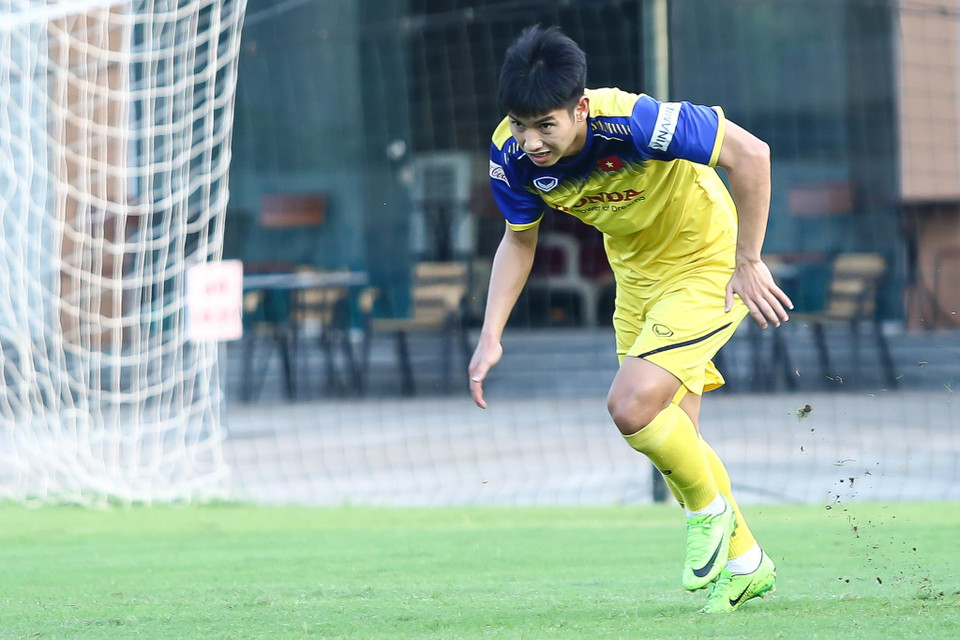 Tiền vệ trẻ Trọng Hùng cũng nhanh chóng tập luyện nhịp nhàng cùng toàn đội dù mới chỉ được triệu tập lên tuyển quốc gia ít ngày. (Ảnh: Nguyên An)