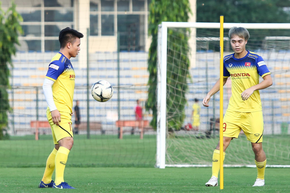 Quang Hải cùng Văn Toàn thực hiện nhịp nhàng bài tập ban bật bóng ngắn trong phạm vi hẹp. (Ảnh: Nguyên An)