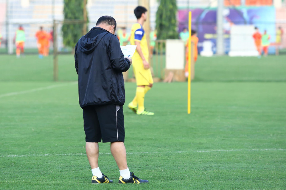 Trong buổi tập, huấn luyện viên người Hàn Quốc thi thoảng lấy ra một tờ giấy có in sẵn sơ đồ đội hình tuyển Việt Nam gồm 11 cầu thủ để nghiên cứu. (Ảnh: Nguyên An)