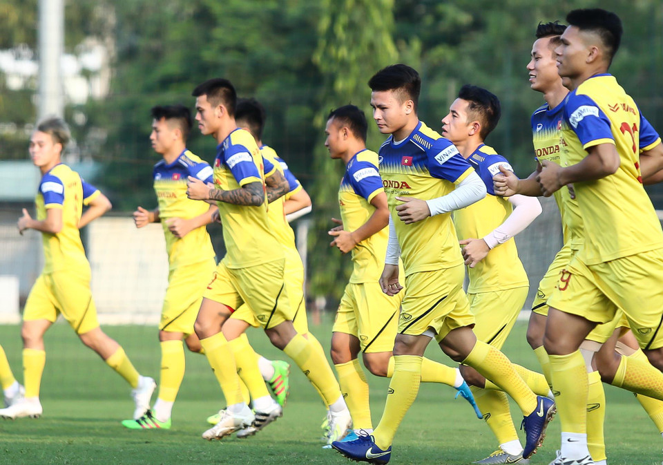 Tiền vệ Quang Hải và nhóm cầu thủ Hà Nội FC gồm Hùng Dũng, Duy Mạnh, Văn Kiên, Thành Chung, Đức Huy có buổi tập đầu tiên trên sân cỏ tự nhiên cùng tuyển Việt Nam chiều 6/10 khi mới trở về từ Triều Tiên vì phải thi đấu AFC Cup 2019. (Ảnh: Nguyên An)