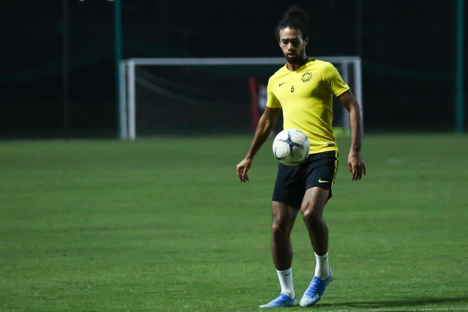 Cầu thủ nhập tịch La’Vere Corbin-Ong - nhân tố nguy hiểm mới của tuyển Malaysia - tự tin khởi động cùng đồng đội. (Ảnh: Nguyên An)