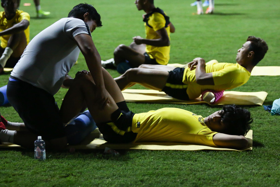 Các cầu thủ đội bóng này được mát-xa nhẹ trước khi bước vào tập luyện. (Ảnh: Nguyên An)