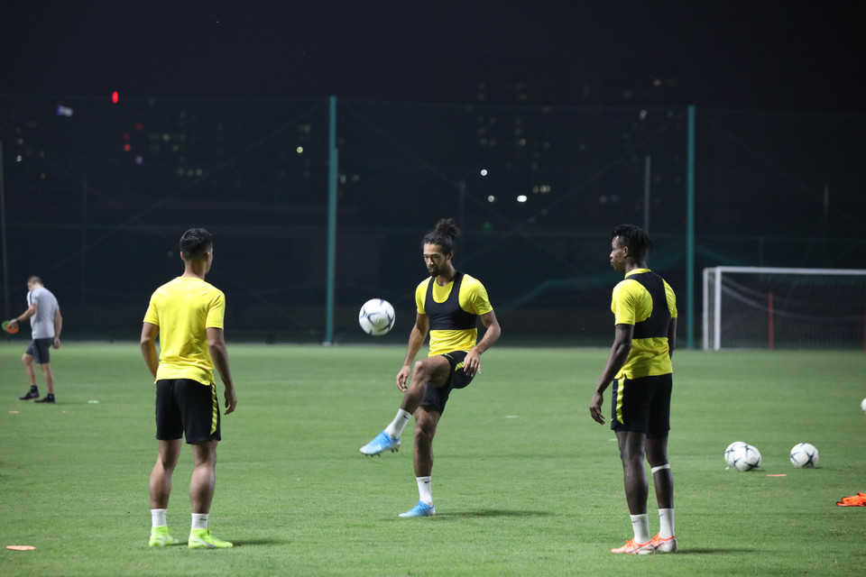 Tuyển Malaysia chỉ tập luyện nhẹ ở buổi tập chiều 7/10 sau một chuyến bay dài di chuyển tới Hà Nội vào buổi trưa. (Ảnh: N.Đ)