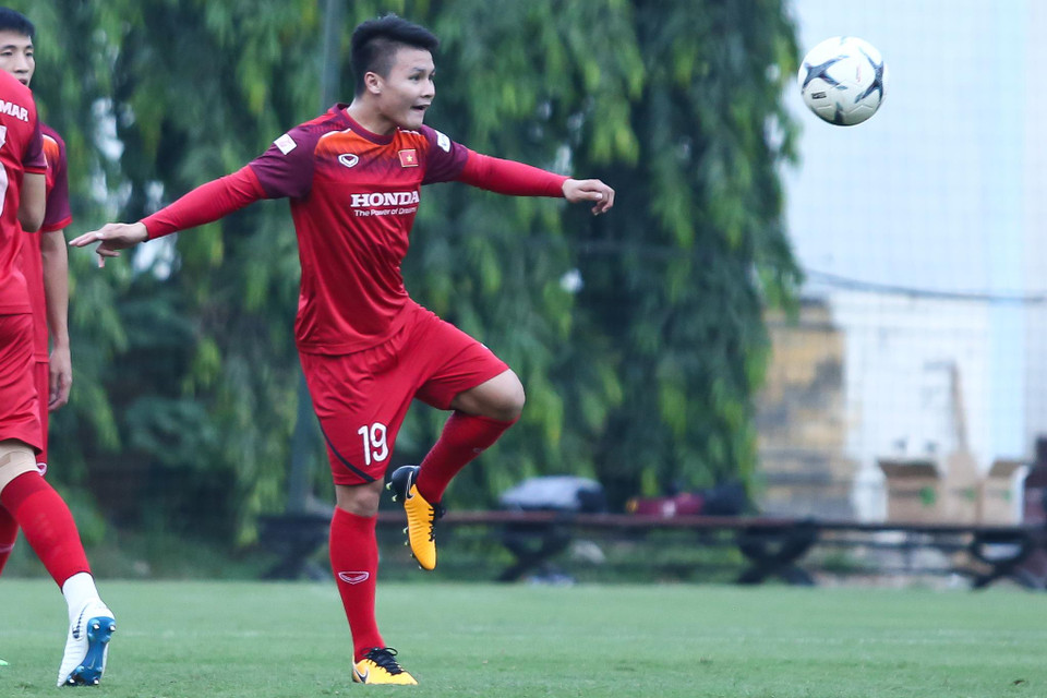 Quang Hải tự tin thể hiện những động tác kỹ thuật trong bài tập với bóng. (Ảnh: Nguyên An)
