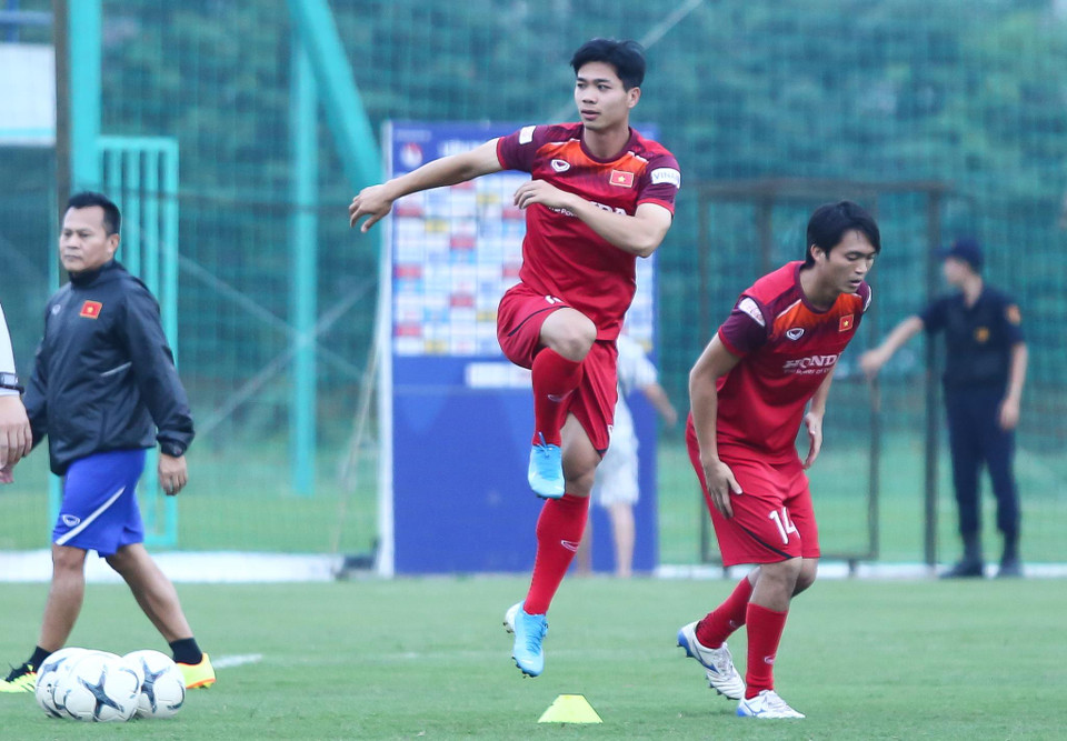 Công Phượng là tâm điểm chú ý của truyền thông trong buổi tập chiều 7/10 sau khi về nước nên bản thân cầu thủ này chọn một chỗ đứng xa "ống kính" để được thoải mái tập luyện. (Ảnh: Nguyên An)