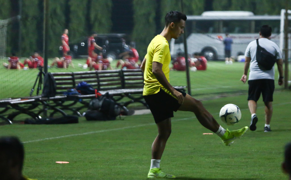 Bởi vậy, khi Công Phượng và đồng đội chưa kết thúc buổi tập, đối thủ Malaysia đã có mặt ở Trung tâm bóng đá trẻ Việt Nam. Hai đội có cuộc chạm mặt sớm trên sân tập trước trận đấu ngày 10/10 tới tại Mỹ Đình. (Ảnh: Nguyên An)