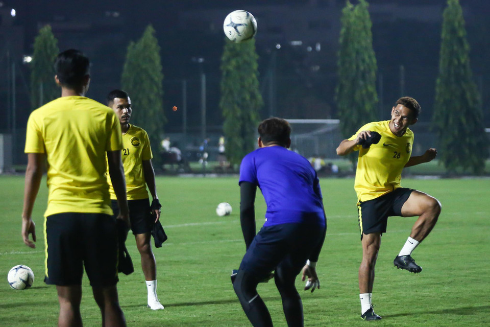 Trong khi đó, tuyển Malaysia bắt đầu tập luyện tại sân 2 từ 18 giờ sau khi mới chỉ đặt chân tới Hà Nội vào buổi trưa 7/10. (Ảnh: Nguyên An)