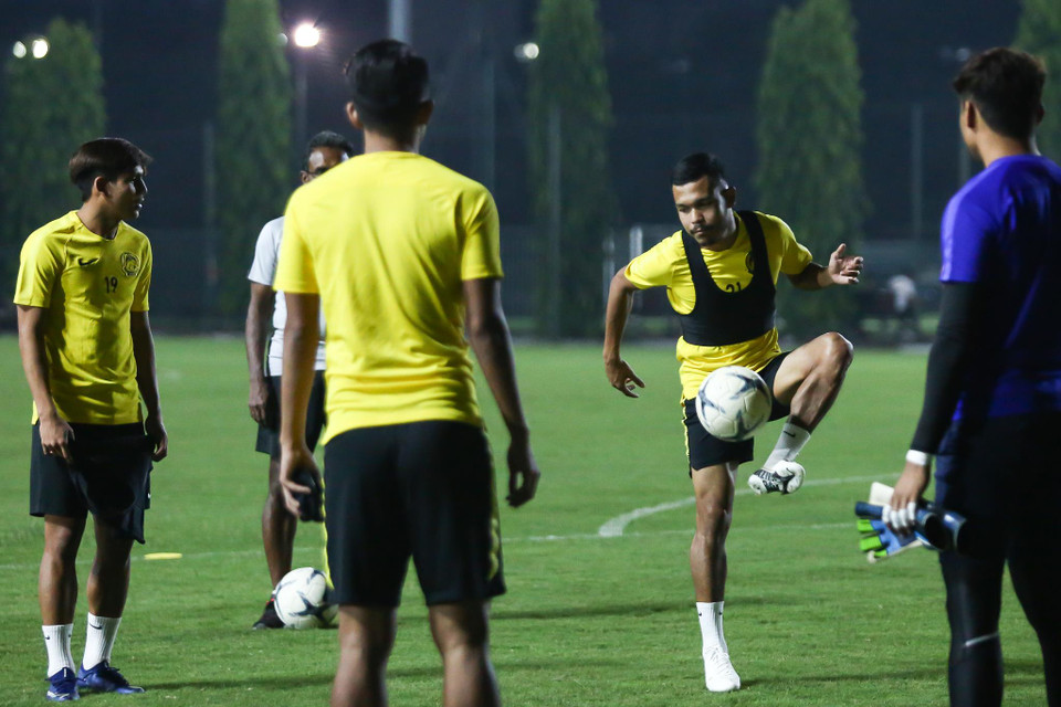 Tuy nhiên, cuộc chạm mặt không lâu bởi huấn luyện viên viên Park Hang-seo nhanh chóng kết thúc buổi tập của tuyển Việt Nam khi thấy sự xuất hiện của Malaysia. (Ảnh: Nguyên An)