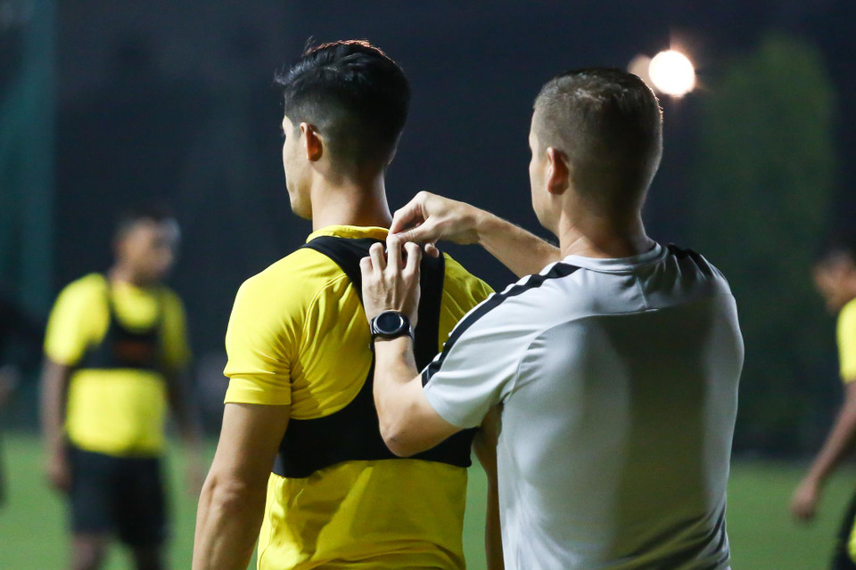 Cầu thủ tuyển Malaysia được trang bị áo tập đo chỉ số công nghệ cao trong buổi tập chiều 7/10. (Ảnh: Nguyên An) 