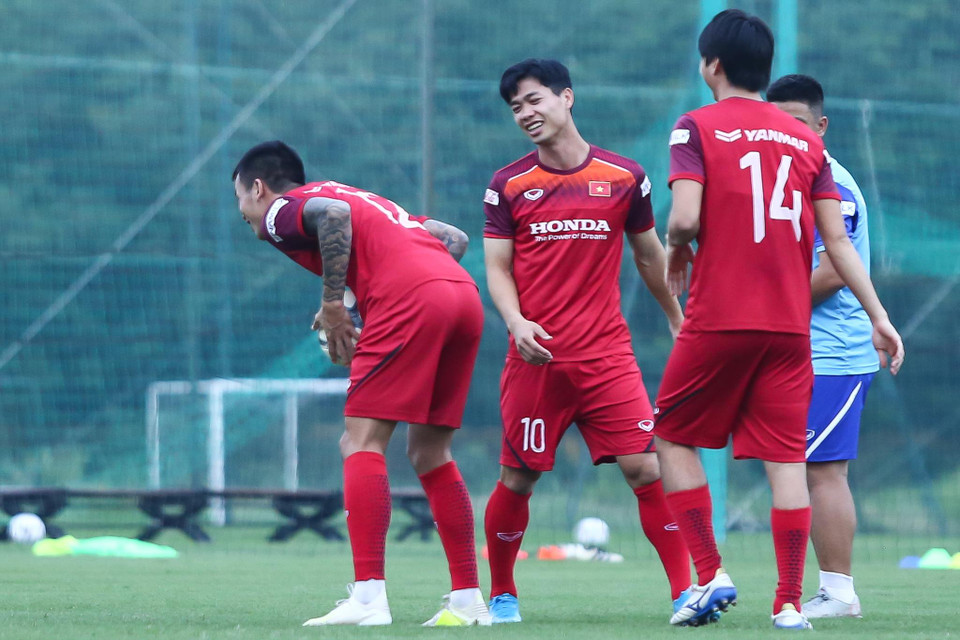 Công Phượng có buổi tập trên sân cỏ tự nhiên cùng tuyển Việt Nam ngay chiều 7/10 sau khi trở về Hà Nội từ câu lạc bộ Sint-Truidense (Bỉ) trong buổi sáng cùng ngày. (Ảnh: Nguyên An)