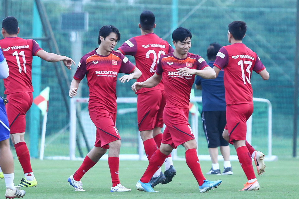 Công Phượng cho thấy tinh thần thoải mái cùng thể trạng sung mãn khi tự tin thực hiện bài tập của ban huấn luyện. (Ảnh: Nguyên An)