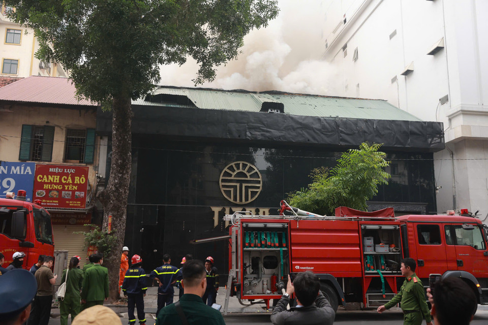 Lực lượng chức năng làm nhiệm vụ. (Ảnh: Hoài Nam/Vietnam+)