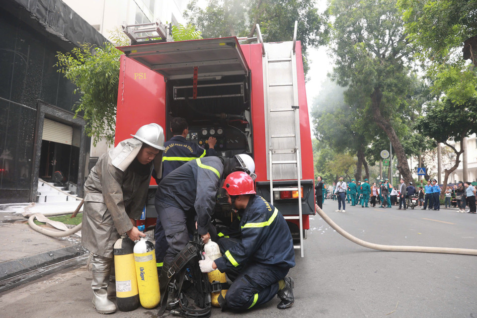 Những nhân chứng ở hiện trường kể lại vào khoảng thời gian trên, người dân xung quanh phát hiện mùi khét và khói bốc lên từ Titan. Lập tức, họ đã báo cho lực lượng cảnh sát phòng cháy chữa cháy và cứu nạn cứu hộ. Sau đó, lực lượng chức năng có mặt tại hiện trường cùng 4 xe cứu hoả tổ chức chữa cháy. (Ảnh: Hoài Nam/Vietnam+)