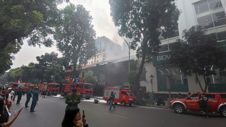 Đến hơn 11 giờ đám cháy cơ bản được khống chế. (Ảnh: Hoài Nam/Vietnam+)