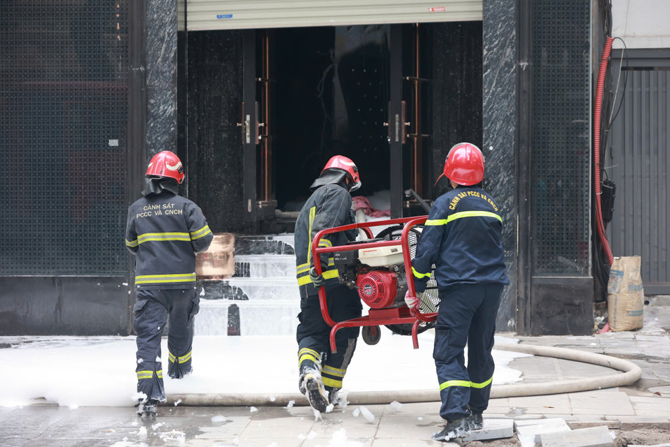 Lực lượng cứu hộ đang làm nhiệm vụ. (Ảnh: Hoài Nam/Vietnam+)