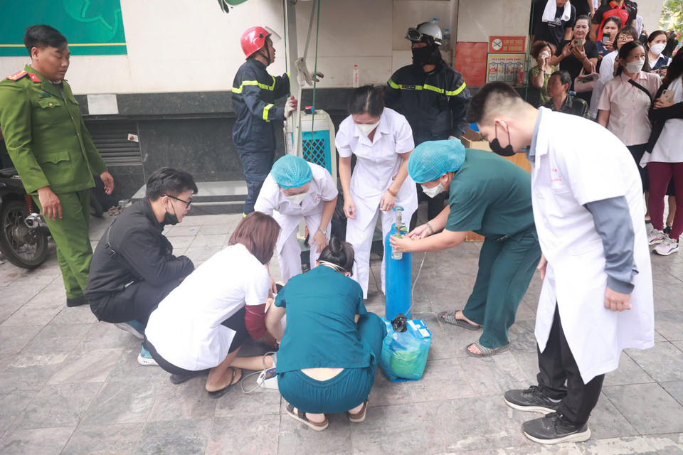 Sau khi được y tế sơ cứu nạn nhân đã tỉnh. (Ảnh: Hoài Nam/Vietnam+)