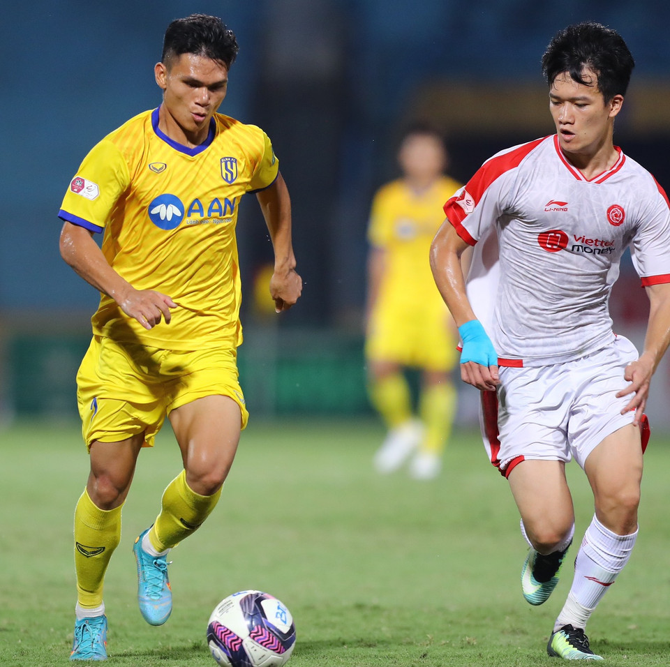 Ở phút 90, tiền vệ Hoàng Đức ấn định tỷ số 2-0 cho đội chủ nhà Viettel cũng từ một tình huống thoát xuống, đối mặt thủ môn và lốp bóng qua đầu. (Ảnh: PV/Vietnam+)