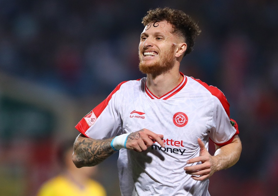 Ngay ở phút 22, đội chủ nhà Viettel đã mở tỷ số trên chấm penalty nhờ công của ngoại binh Geovane. Trước đó, tiền đạo này phá bẫy việt vị, thoát xuống sau lưng hàng hậu vệ Sông Lam Nghệ An để đối mặt khung thành, buộc thủ môn phải phạm lỗi. (Ảnh: PV/Vietnam+)