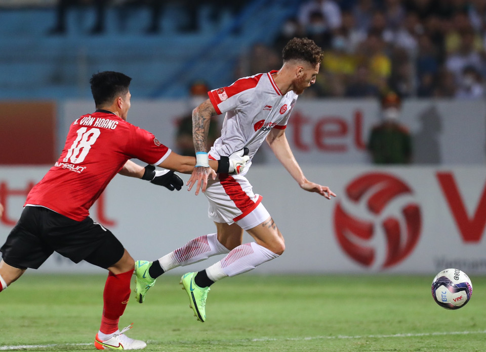 Bàn thắng sớm đã khiến Viettel thêm hưng phấn trên sân nhà, còn đẩy Sông Lam Nghệ An vào thế trận khó khăn. Cơn mưa to tại Hà Nội trong phần lớn thời gian thi đấu cũng khiến lối chơi của cả hai đội bị ảnh hưởng, không thể tạo nên các đường bóng tốt nhất. (Ảnh: PV/Vietnam+)