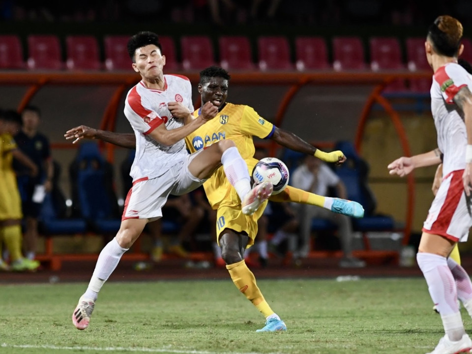 Sông Lam Nghệ An nhận thất bại 0-2 trước Viettel trên sân khách Hàng Đẫy vào tối nay (19/8). Đây là trận đấu tâm điểm của vòng 13 V-League 2022 giữa hai đối thủ trực tiếp, cạnh tranh trong nhóm đầu bảng xếp hạng. (Ảnh: PV/Vietnam+)