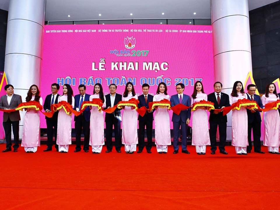 Lễ cắt băng khai mạc Hội Báo toàn quốc 2017. (Ảnh: Minh Quyết/TTXVN)