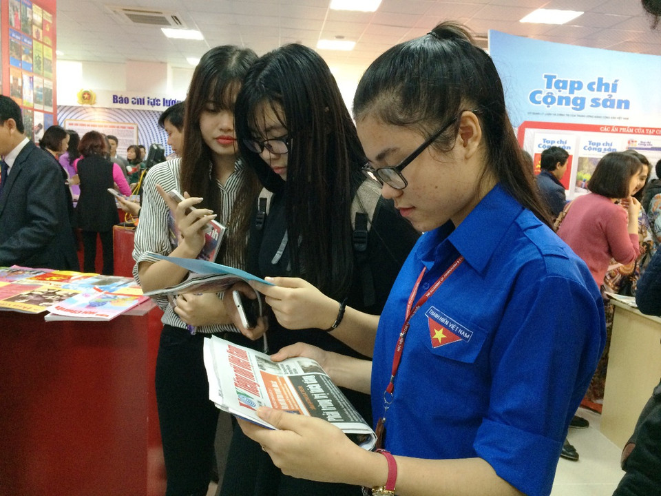 Nhiều bạn trẻ quan tâm đến Hội Báo toàn quốc 2017. (Ảnh: Thanh Tâm/Vietnam+)