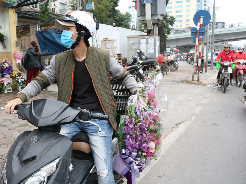 Hoa là món quà không thể thiếu trong ngày tôn vinh "phái đẹp." (Ảnh: Nam Giang/Vietnam+)