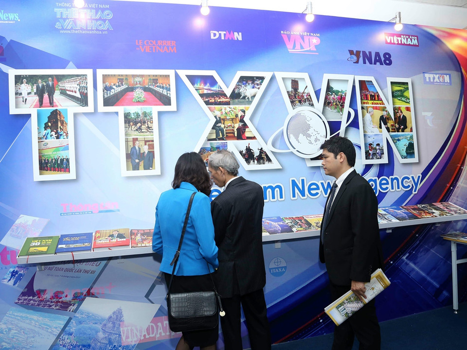 Đại biểu tham quan gian hàng ấn phẩm của Thông tấn xã Việt Nam. (Ảnh: Doãn Tấn/TTXVN)