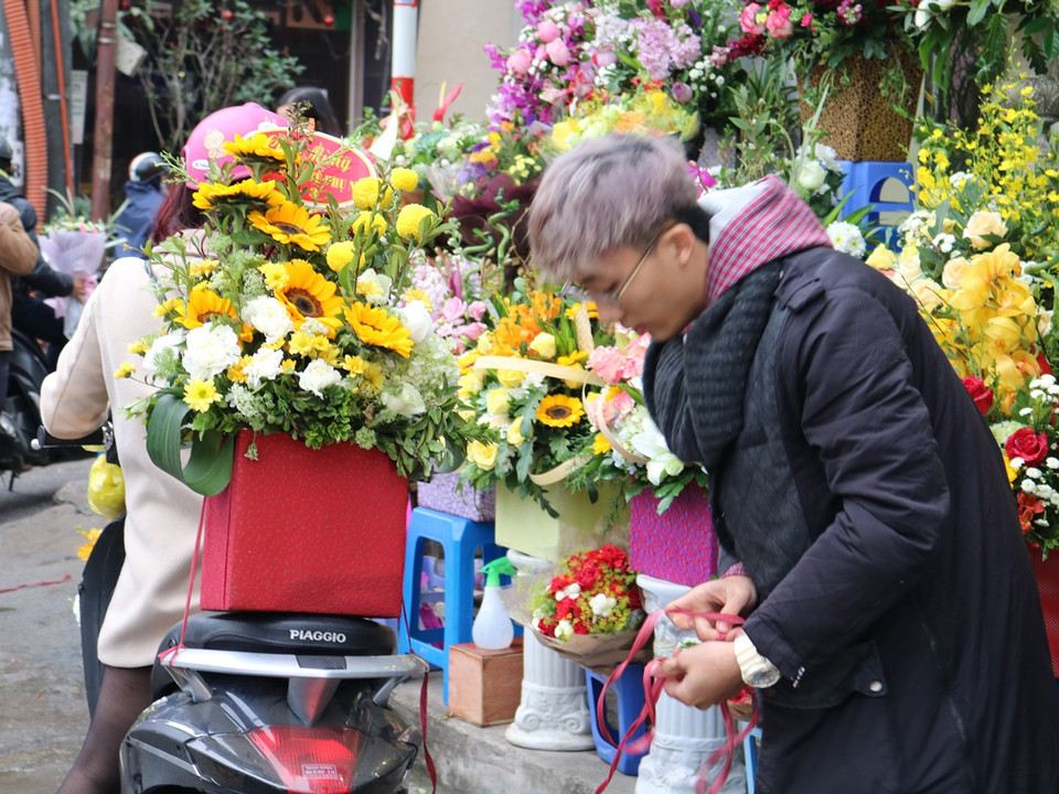 Hoa hướng dương là loài hoa được nhiều người chọn mua dịp 8/3. (Ảnh: Nam Giang/Vietnam+)