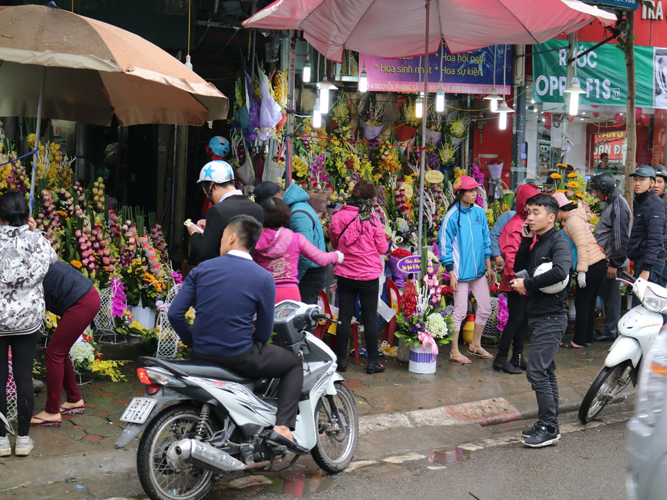 Các cửa hàng hoa tươi nhộn nhịp người mua dịp 8/3. (Ảnh: Nam Giang/Vietnam+)