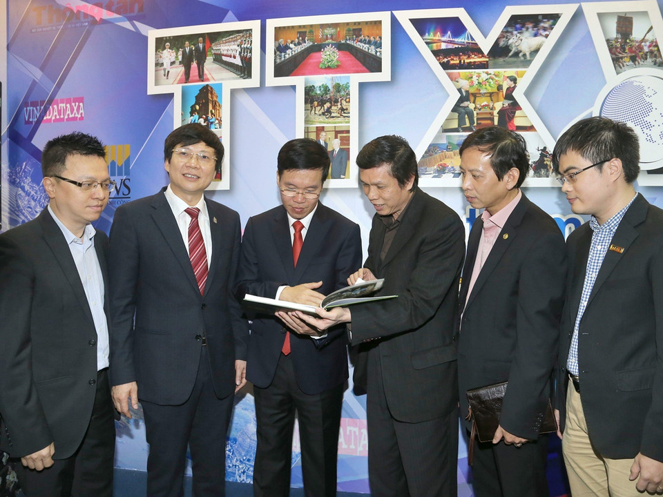 Đồng chí Võ Văn Thưởng-Trưởng Ban Tuyên giáo Trung ương tham quan gian hàng trưng bày ấn phẩm Thông tấn xã Việt Nam. (Ảnh: Doãn Tấn/TTXVN)