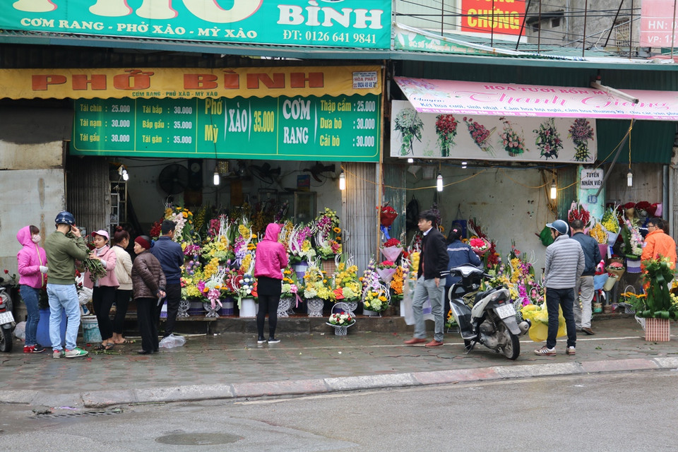 Cửa hàng bán bún hôm nay cũng nghỉ hàng bún để bán hoa. (Ảnh: Nam Giang/Vietnam+)