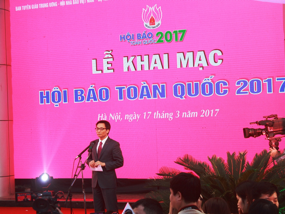 Phó Thủ tướng Chính phủ Vũ Đức Đam gửi lời chúc mừng đến Hội báo Toàn quốc 2017. (Ảnh: Khánh Ly/Vietnam+)