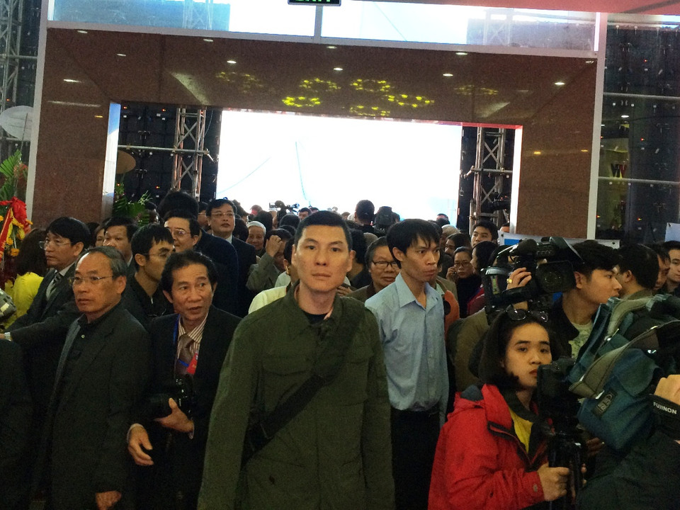 Đông đảo đại diện các cơ quan báo chí và bạn đọc đến tham quan Hội Báo toàn quốc 2017. (Ảnh: Thanh Tâm/Vietnam+)