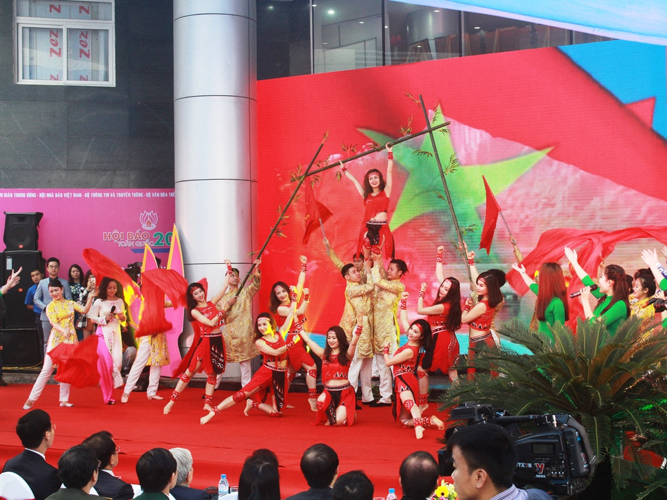 Chương trình nghệ thuật đặc sắc của Nhà hát Tuổi trẻ mở màn lễ khai mạc Hội báo Toàn quốc 2017. (Ảnh: Khánh Ly/Vietnam+)