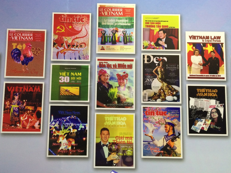Nhiều ấn phẩm độc đáo của Thông tấn xã Việt Nam được trưng bày tại Hội Báo toàn quốc 2017. (Ảnh: Thanh Tâm/Vietnam+)