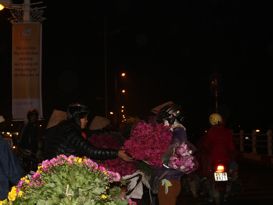 Nhiều tiểu thương tranh thủ nhập hoa từ các chợ đầu mối để kịp về bó hoa bán ngày 8/3. (Ảnh: Nam Giang/Vietnam+)