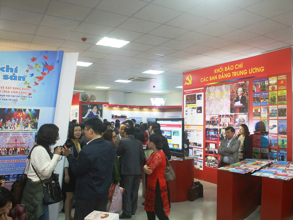 Các gian trưng bày của các cơ quan báo chí là nơi thu hút rất đông khách mời tham quan tìm hiểu. (Ảnh: Khánh Ly/Vietnam+)