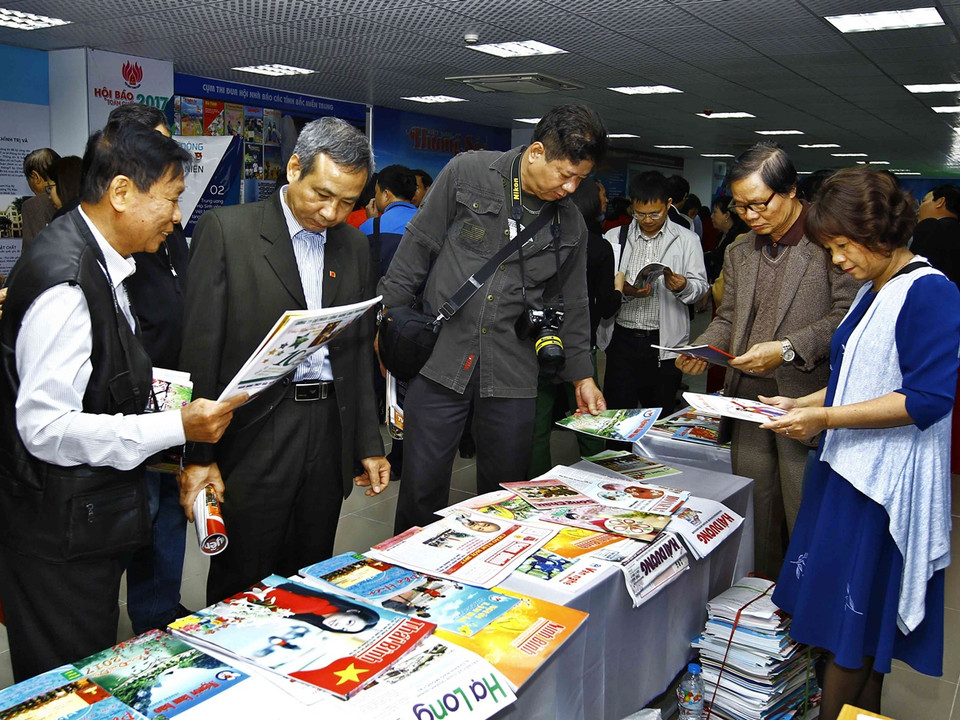 Khách tham quan các gian hàng ấn phẩm tại Hội Báo toàn quốc 2017. (Ảnh: Minh Quyết/TTXVN)
