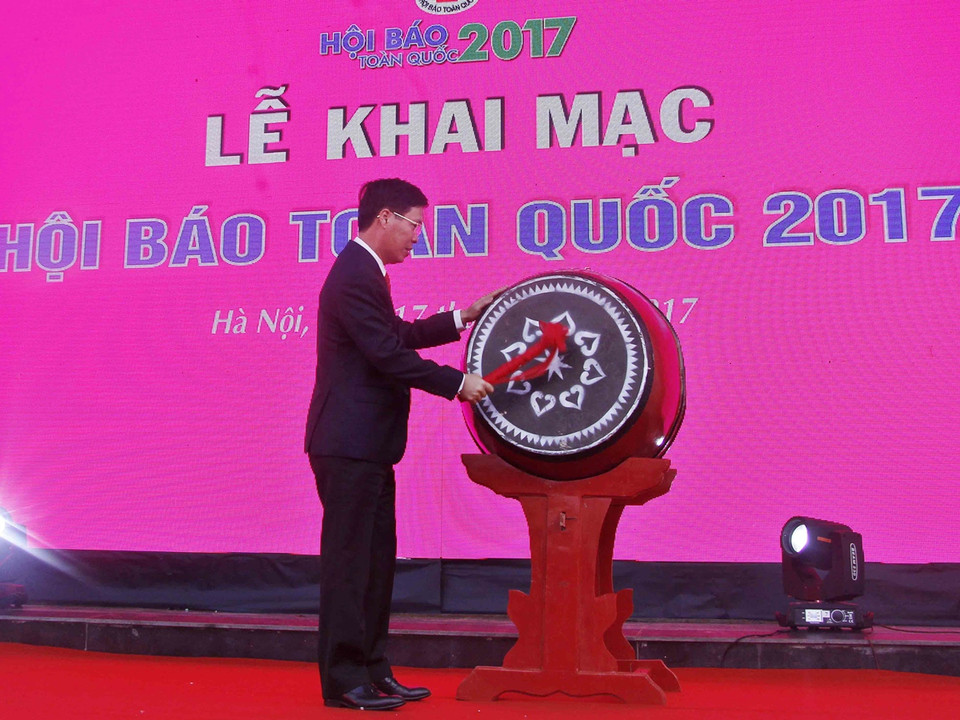 Trưởng Ban Tuyên giáo Trung ương Võ Văn Thưởng đánh trống khai mạc Hội Báo toàn quốc 2017. (Ảnh: Thùy Dương/TTXVN)
