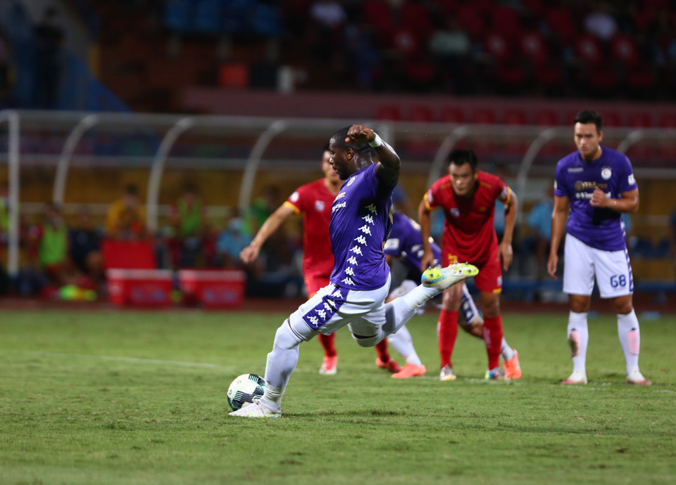 Hà Nội FC có cơ hội mười mươi khi được hưởng penalty ở phút 55. Quang Hải tung ra đường chuyền quyết định trong pha bóng này để đồng đội tạo nên đợt tấn công sóng gió, khiến đối thủ để bóng chạm tay trong vòng cấm. (Ảnh: Hiển Nguyễn/Vietnam+)