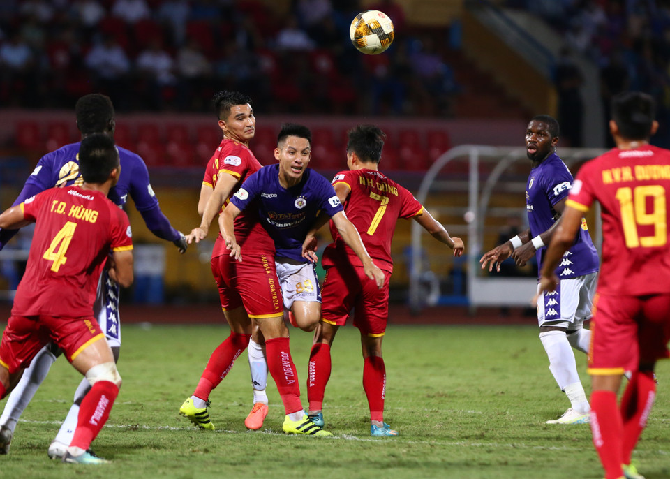 Nhưng Hà Nội FC không thể xé lưới đối thủ thêm lần nữa. Thanh Hóa tiếp tục chơi phòng ngự và một chút tiểu xảo câu giờ để bảo toàn tỷ số 1-1. (Ảnh: Hiển Nguyễn/Vietnam+)