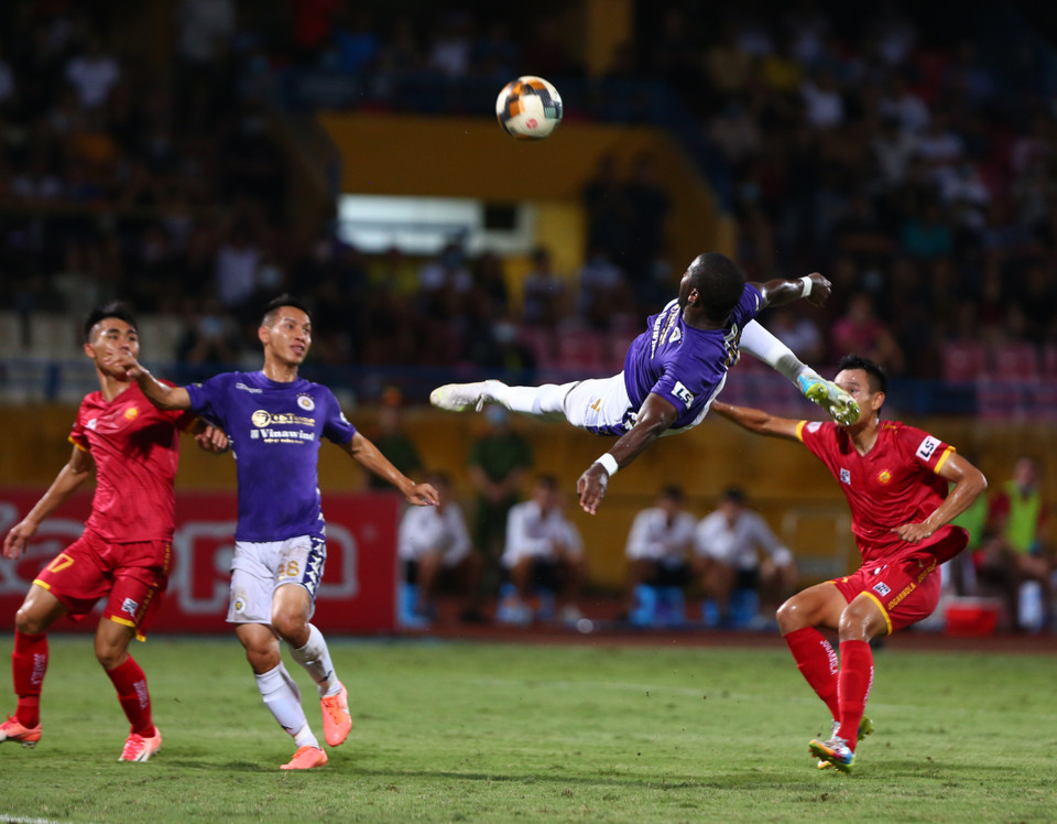 Tuy nhiên Rimario thực hiện hỏng, và cũng không sút bồi sau đó thành công. (Ảnh: Hiển Nguyễn/Vietnam+)