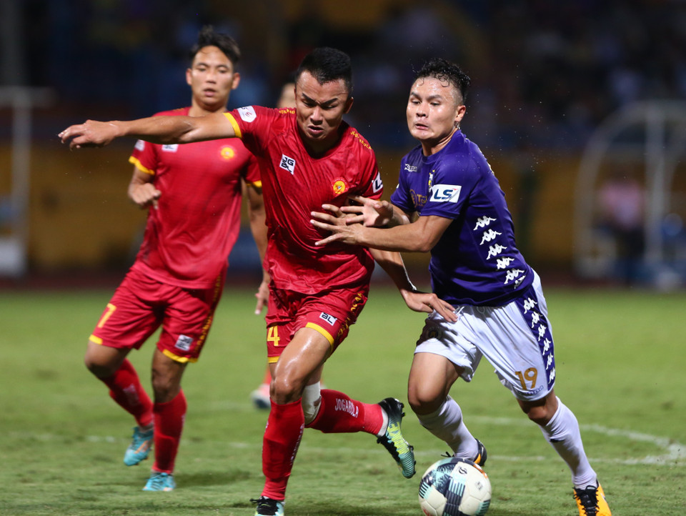 Tiền vệ Quang Hải vào sân trong hiệp 2 ở trận đấu Hà Nội FC với Thanh Hóa chiều 1/10. Anh mới bình phục chấn thương gặp phải cách đây không lâu sau màn tỏa sáng ở cúp Quốc gia 2020. (Ảnh: Hiển Nguyễn/Vietnam+)