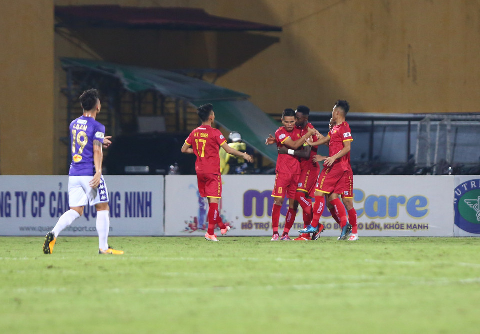 Hơn hết, ngay đầu hiệp hai, Hà Nội FC đã để thua trước 0-1 bởi pha lập công của Hoàng Vũ Samson. Điều này khiến Hà Nội FC càng khó khăn hơn trước lối chơi phòng ngự số đông, không ngại phạm lỗi của Thanh Hóa. (Ảnh: Hiển Nguyễn/Vietnam+)