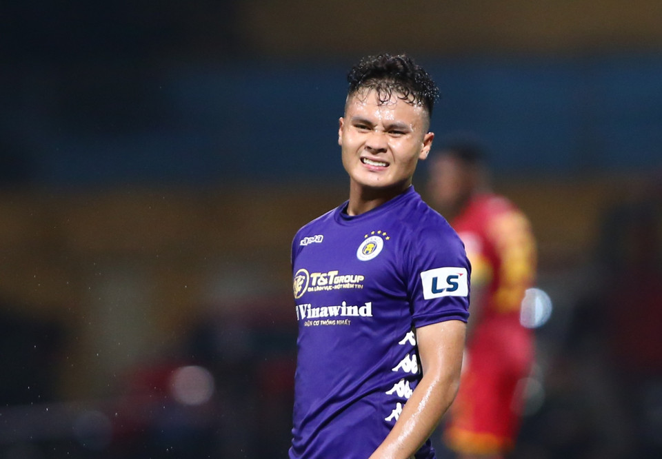 Càng về cuối trận, Quang Hải nỗ lực đi bóng, đột phá, dứt điểm và cả tạt bóng nhằm giúp đội nhà tấn công mạnh mẽ hơn, ghi thêm bàn. (Ảnh: Hiển Nguyễn/Vietnam+)