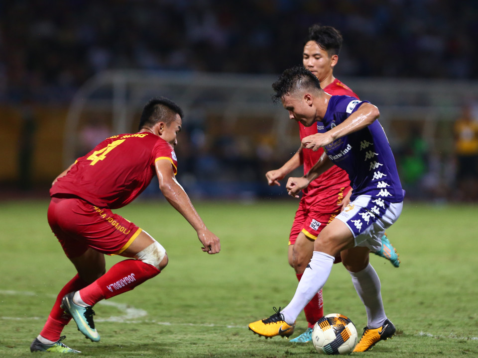 Tuy nhiên, Quang Hải vẫn thể hiện được những phẩm chất tốt để giúp đội nhà chơi hiệu quả hơn. (Ảnh: Hiển Nguyễn/Vietnam+)