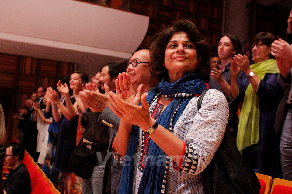 Các khán giả vỗ tay chúc mừng các nghệ sỹ vì đêm hòa nhạc thành công. (Ảnh: Hữu Đức/Vietnam+)