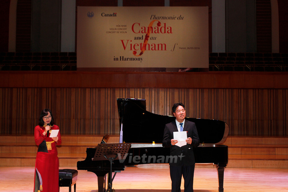 Phó Giám đốc Học viện Âm nhạc Quốc gia Việt Nam, tiến sỹ Lê Anh Tuấn phát biểu mở màn đêm hòa nhạc. (Ảnh: Hữu Đức/Vietnam+)