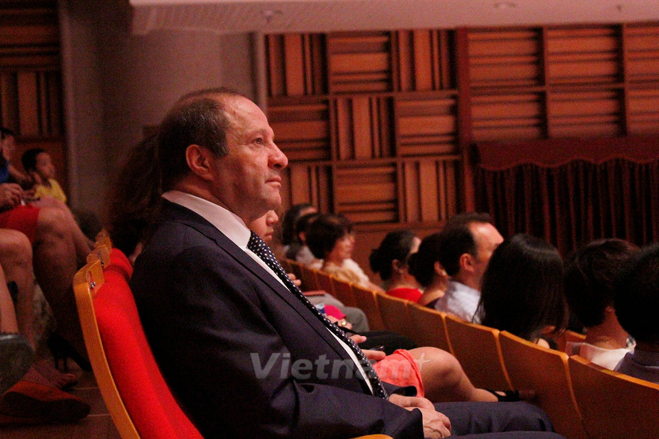 Một vị khách nước ngoài chăm chú theo dõi đêm hòa nhạc. (Ảnh: Hữu Đức/Vietnam+)